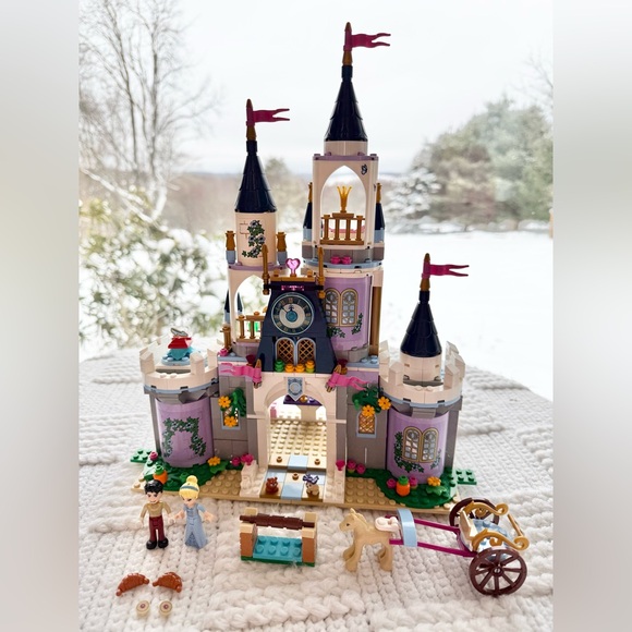 Lego Disney Cinderella’s Dream Castle #41154 - Picture 2 of 15